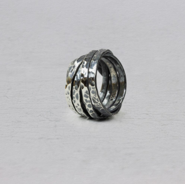 Ring gewikkeld van Jéh Jewels is gemaakt van 925 (geoxideerd) sterling zilver. Het speciale aan deze ring is dat hij met de hand gedraaid is. Het model is altijd hetzelfde, maar tegelijkertijd ook heel uniek!